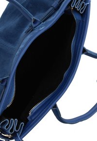 Borsa a tracolla in suede blu con interno liscio, tasca con zip e dettagli in pelle arricciata. L'esterno presenta una finitura lucida.