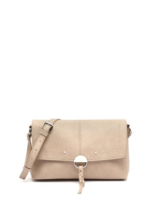 Beige rechthoekige crossbodytas met verstelbare riem, klepsluiting, zilveren ring en gevlochten tassel detail aan de voorkant.