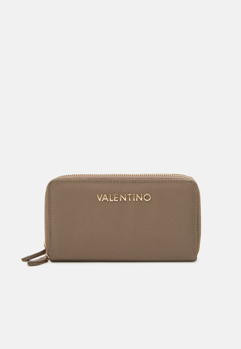Portofel din piele maro cu o finisare texturată, logo auriu "VALENTINO" pe față, și închidere cu fermoar. Design compact.