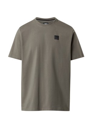 Ein einfarbiges olivgrünes T-Shirt mit kurzen Ärmeln, Rundhalsausschnitt und kleinem schwarzen quadratischen Logo-Patch auf der linken Brust.