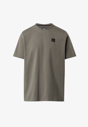 Maglietta a maniche corte verde oliva semplice con colletto rotondo e piccolo logo quadrato nero cucito sul lato sinistro del petto.