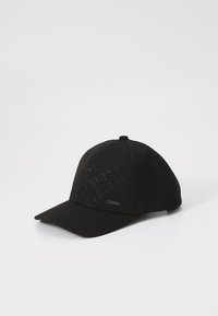 Schwarze Baseballkappe aus strukturiertem Stoff mit geprägtem Muster; mit einem gebogenen Schirm und einem kleinen metallischen Logo auf der Vorderseite.