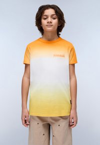 T-paita, jossa on oranssista keltaiseen gradienssi, lyhyet hihat, pyöreä pääntie ja pieni logopainatus keskellä. Pehmeää puuvillakangasta, rento malli.