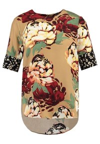 Blusa floral en beige con patrones de peonías en rojo y amarillo. Estampado de animal negro en las mangas. Faldón redondeado, tejido suave, corte relajado.