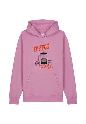 Sweat à capuche rose avec une illustration d'une cafetière à piston et deux tasses, avec le texte "Coffee makes everything better" en orange et noir.
