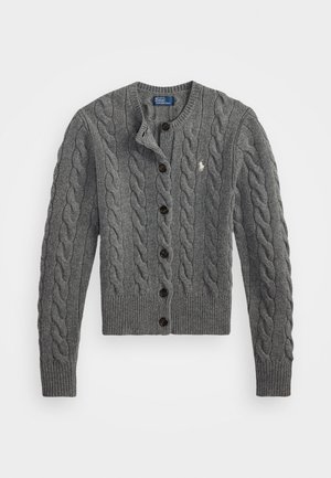 Grauer Strickcardigan mit Kabelmuster, runder Halslinie, Knopfverschlüssen und dunklen Knöpfen. Kleines Logo auf der Brust.