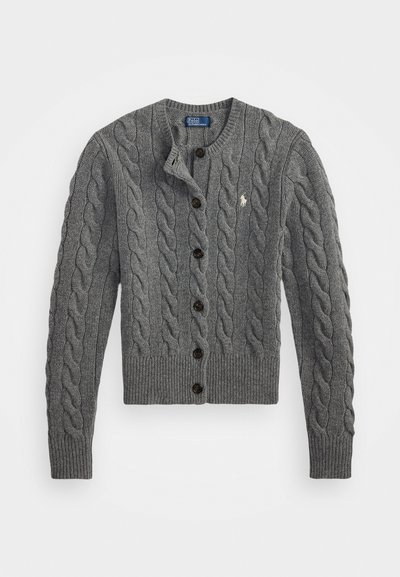 Grijze gebreide cardigan met een kabelpatroon, voorzien van een ronde halslijn, knoopsluitingen en donkere knopen. Klein logo op de borst.