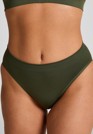 Dunkelgrüne Baumwollunterwäsche mit hoher Taille, mit glatter Textur und geripptem Bund, die ein einfaches und minimalistisches Design aufweist.