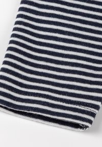 Tessuto a righe navy blu e bianche con una texture morbida, che presenta strisce orizzontali equidistanti. I bordi finiti mostrano cuciture ordinate.