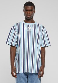 Karl Kani - RETRO - Nyomott mintás póló - light blue navy offwhite Miniatűr kép 1