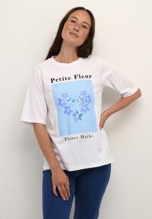 Biele bavlnené tričko s krátkymi rukávmi, s modrou kvetinovou grafikou a čiernym textom "Petite Fleur" a "Flower Market."