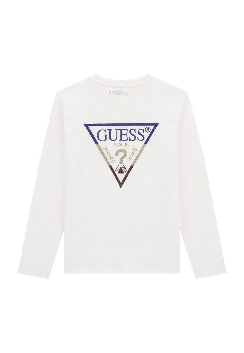 Camiseta de manga larga blanca con cuello redondo, que presenta un logo triangular en azul, verde y marrón, el texto dice "GUESS U.S.A. WASHED JEANS."