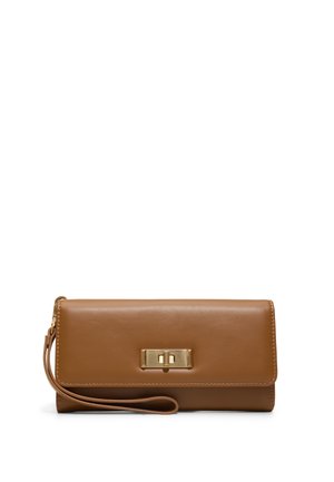 Pochette bracelet en cuir marron avec fermoir rectangulaire à tour doré, sangle de poignet attachée sur le côté gauche, design épuré sur fond blanc.