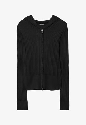 Musta vetoketjullinen huppari, joka on valmistettu ribatoidusta kankaasta. Siinä on leveä huppu, pitkät hihat ja lyhennetty muotoilu, jossa on istuva helma.