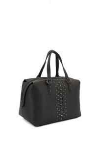 Borsa in pelle nera testurizzata con due manici superiori, chiusura con zip e dettagli borchiati lungo la parte frontale. Forma rettangolare, dimensioni medie.