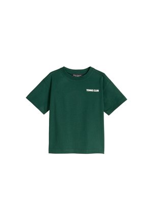 Donkergroene T-shirt met korte mouwen met "TENNIS CLUB" in het wit gedrukt op het bovenste linker borstgedeelte, ronde hals.