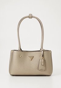 Metallische goldene Handtasche aus Kunstleder mit zwei Griffen, dreieckigem Logo, dekorativen Nieten und abnehmbarem Etikett. Rechteckige Form mit glatter Textur.