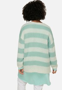 Cardigan leggero in maglia con strisce orizzontali verde menta e bianche. Vestibilità ampia, maniche lunghe, polsini e orlo a costine.