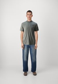 Jack & Jones PREMIUM JPRBLA BASIC TEE TURTLE 2 PACK  - T-shirts - castor gray/light gray