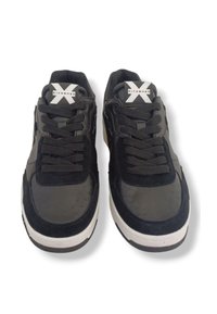 Sneaker neri con una combinazione di pelle liscia e camoscio. Presentano lacci neri spessi, accenti bianchi e una collo imbottito per il comfort.