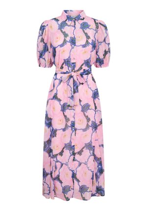 Vestido midi rosa con estampado floral en azul y morado, mangas cortas abullonadas, botones delanteros, cuello y cinturón de la misma tela para atar a la cintura.