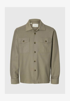 Košulja dugih rukava boje khaki s prednjim gumbima i dva džepa na prsima te širokim ovratnikom.