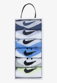 Σετ έξι κάλτσες Nike σε διάφορα χρώματα: σκούρο μπλε, γκρι, ανοιχτό μπλε, λευκό και πράσινο, με διαφορετικά μαύρα λογότυπα σε κάθε ζευγάρι.