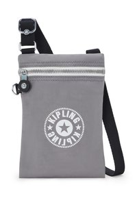 Šedá měkká crossbody taška s horním zipem, černým popruhem, kulatým logem se hvězdou a bílým textem. Hladký povrch s minimálním zdobením.