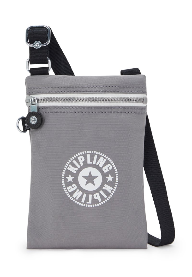 Šedá měkká crossbody taška s horním zipem, černým popruhem, kulatým logem se hvězdou a bílým textem. Hladký povrch s minimálním zdobením.