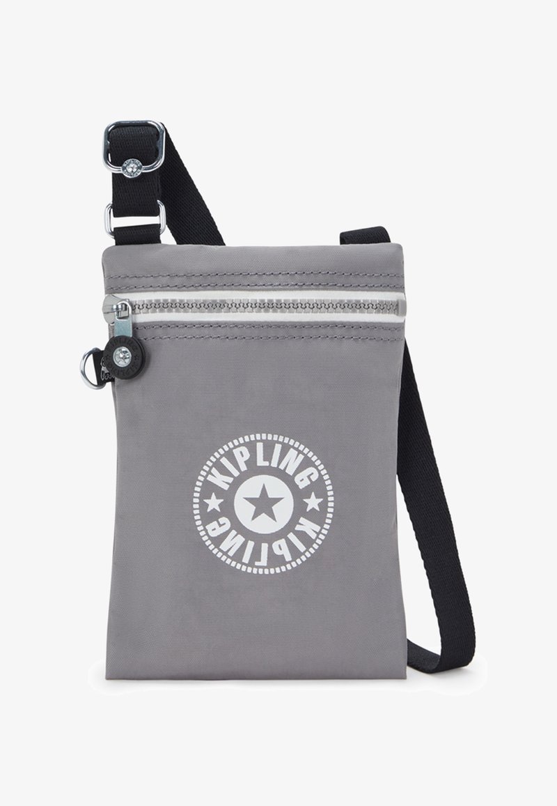 Šedá měkká crossbody taška s horním zipem, černým popruhem, kulatým logem se hvězdou a bílým textem. Hladký povrch s minimálním zdobením.
