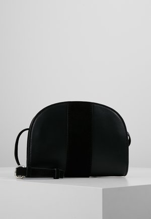 Borsa a spalla in pelle nera con finitura liscia e una striscia centrale in suede. Forma arrotondata, tracolla regolabile e design minimalista.
