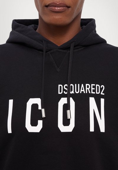 Juodas žakardo džinsinis džemperis su priekiu kangaroo kišene. Papuoštas dideliu baltu užrašu "DSQUARED2 ICON" ir sidabro spalvos raišteliais.