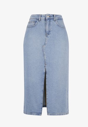 Svijetloplavi traper suknja s prednjim prorezom, visokim strukom i dizajnom s pet džepova. Ima metalno dugme za zatvaranje i vidljive detalje šivanja.