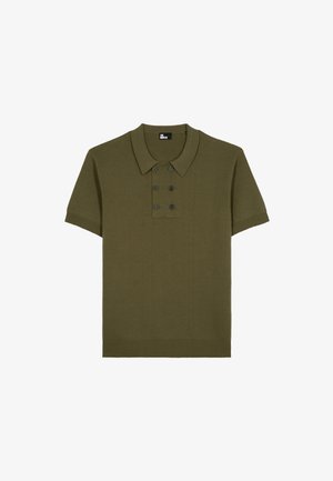 Camisa polo de manga corta en verde oliva con seis botones frontales dispuestos en dos filas verticales y un cuello clásico.