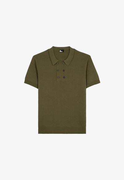 Olijfgroene polo met korte mouwen, met zes knopen aan de voorkant in twee verticale rijen en een klassieke kraag.