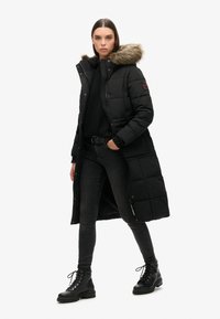 Superdry & Co EVEREST LONGLINE PUFFER - Abrigo de invierno - jet black