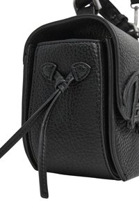 Bolso de cuero negro con un exterior texturizado, forma redondeada y cierre con cordón anudado. Costuras reforzadas y acentos lisos.