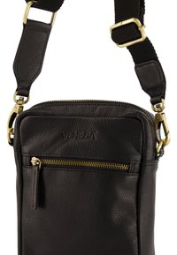 Černá kožená taška přes tělo s texturovaným povrchem, zlatou hardware, přední kapsou na zip a pevnými nastavitelnými popruhy.