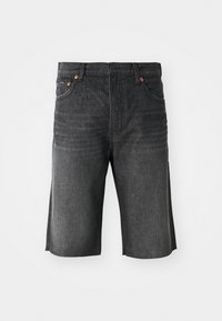 Pantalones cortos de mezclilla en gris oscuro, con corte recto, cinco bolsillos y costura naranja en la parte frontal. Acabado limpio en los dobladillos.