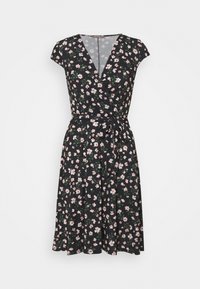 Robe portefeuille à motifs floraux en tissu noir, dotée de manches courtes, d'un décolleté en V, d'une ceinture à nouer à la taille et de motifs de fleurs roses sur l'ensemble.