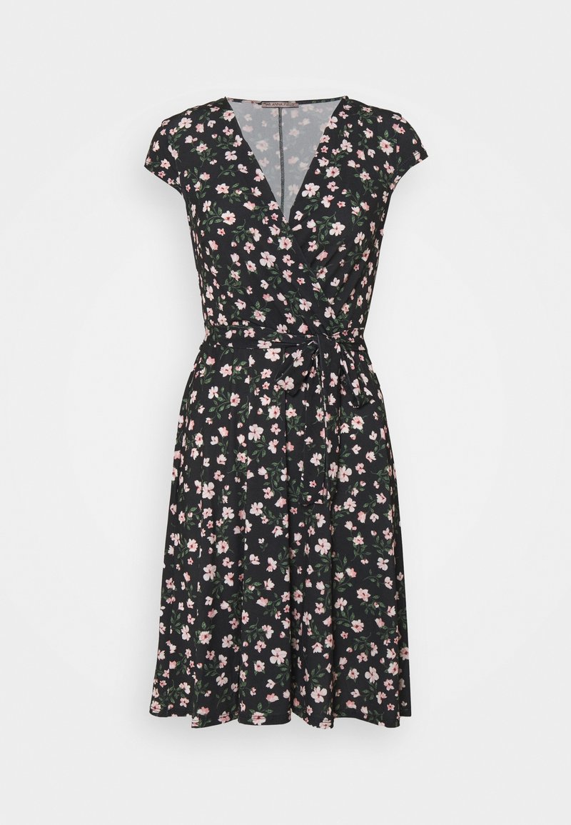 Robe portefeuille à motifs floraux en tissu noir, dotée de manches courtes, d'un décolleté en V, d'une ceinture à nouer à la taille et de motifs de fleurs roses sur l'ensemble.