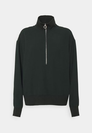 Czarny sweter z wysokim kołnierzem, pół-zamek z przodu i ściągaczami przy mankietach. Miękka tekstura, luźny krój, minimalistyczny design bez wzorów.