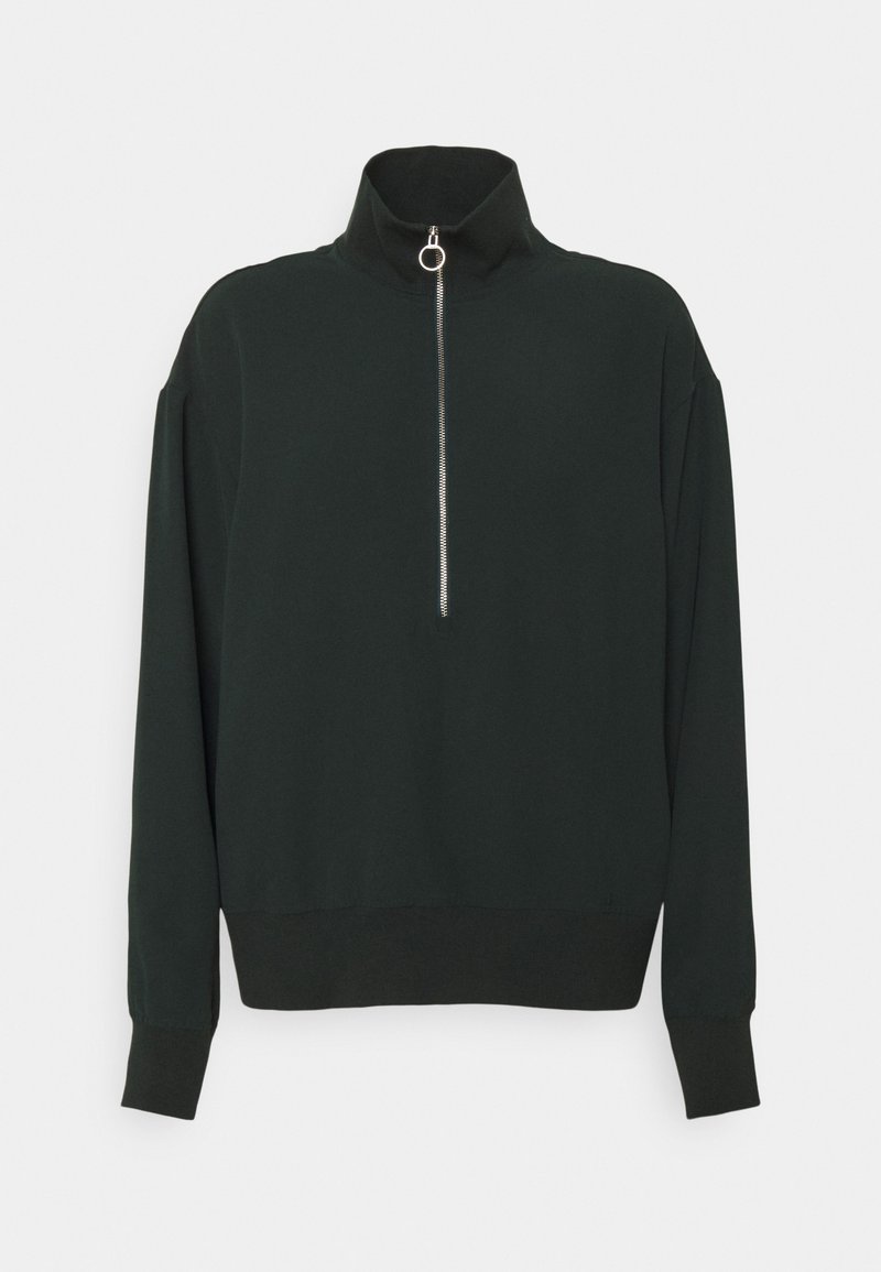 Felpa nera con collo alto, zip a mezza lunghezza sul davanti e polsini a costine. Texture morbida, vestibilità rilassata, design minimalista senza motivi.