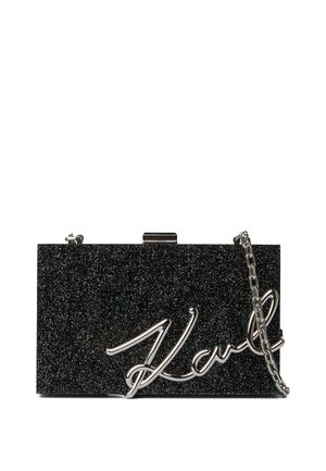 Melna mirdzoša maka ar sudraba ķēdes siksnu un izteiksmīgu "Karl" rakstu priekšpusē. Taisnstūra forma, gluda tekstūra.