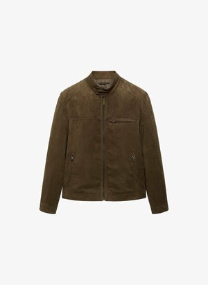 Bruine suède jas met een staande kraag, een rits aan de voorkant, twee zijrits zakken en één borstzak met rits. Gladde textuur met een getailleerd silhouet.