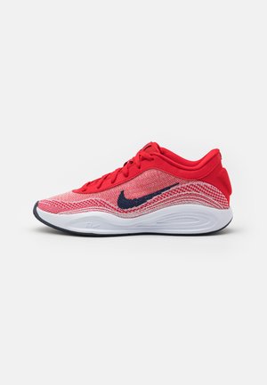 Červená športová obuv s mesh vrchom, kontrastným tmavomodrým Nike swooshom a bielou gumovou podrážkou. Obsahuje zaoblenú špičku a dizajn so šnúrkami.
