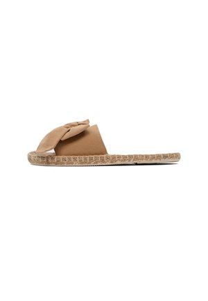 Sandalo beige a ciabatta con fiocco in tessuto sulla fascia superiore e suola in juta intrecciata, mostrato di lato su sfondo bianco.