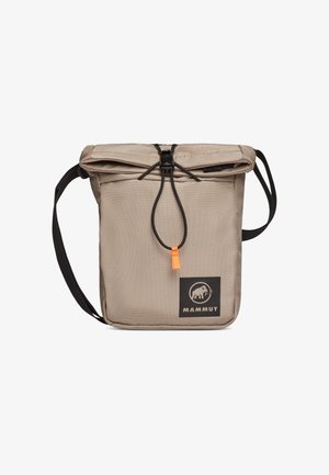 Beige stoffen schoudertas met een oprolbare sluiting, zwarte accenten, een trekkoord detail en een logo label aan de voorkant.