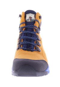 Gele leren wandelschoen met blauwe en zwarte veters, versterkte neus, gevoerde zool en een gemarkeerd tonglabel.