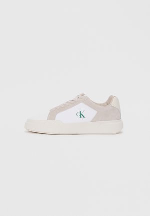 Adidași albi și bej, realizati din piele de căprioară și pânză, cu un design stratificat, vârful rotund, sistem de închidere cu șireturi și detalii verzi ale logo-ului.
